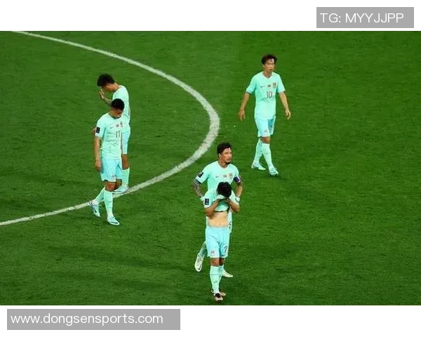 足球防守天王的关键时刻解读 压制对手进攻的技术与智慧